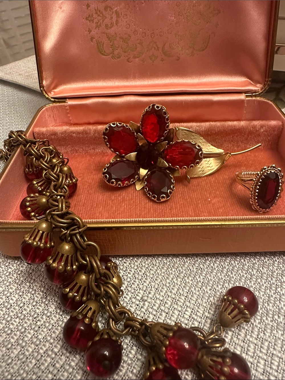 🌹Vtg 1950s Red Faceted Glass Flower Brooch Open Back Gold Tone